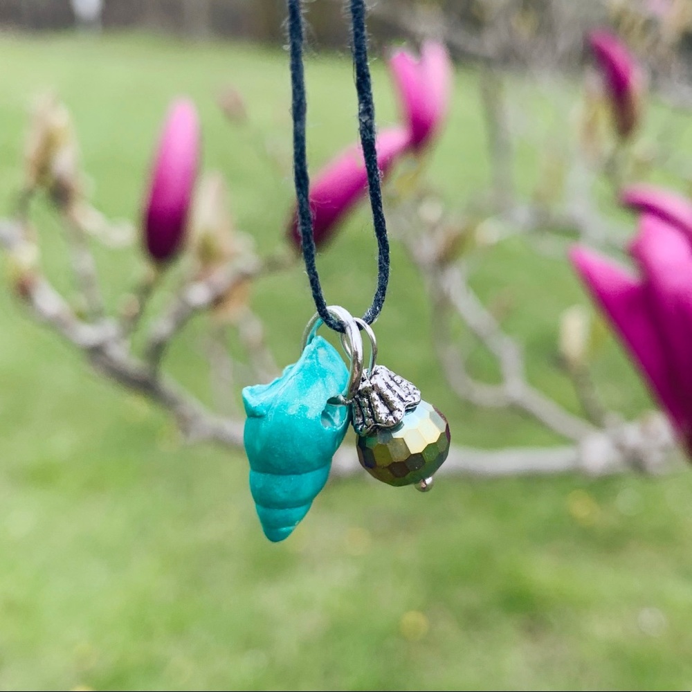 🦋🌷 Lake Huron Painted Seashell Necklace - Picture 2 of 4